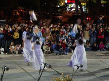 girls dancing