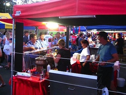 Foodstalls with a view over the beach